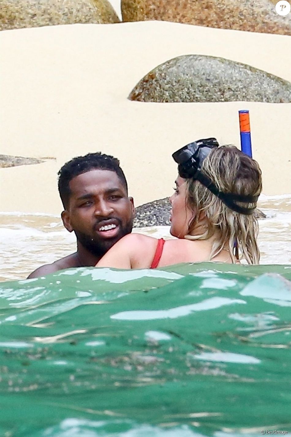 Exclusif - Khloé Kardashian et son compagnon Tristan Thompson font du snorkeling en amoureux lors de la visite d&#039;une île abandonnée au large de Puerto Vallarta au Mexique, le 15 août 2018.