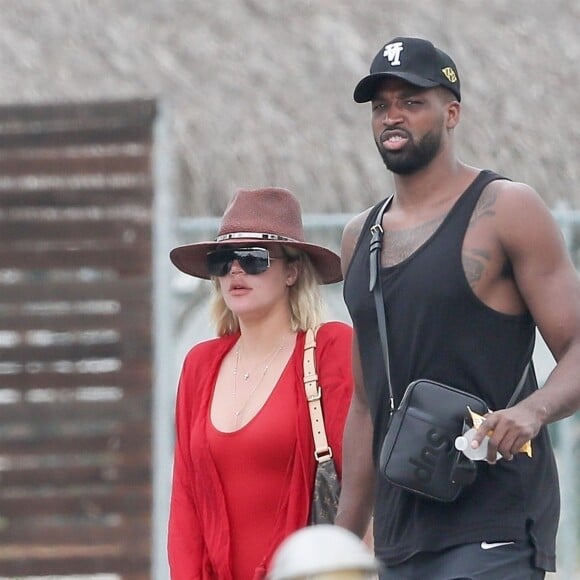 Exclusif - Khloe Kardashian et son compagnon Tristan Thompson - Les soeurs Kardashian passent la journée en bateau avec leurs compagnons et leurs amis au large de Puerto Vallarta au Mexique. Le 15 août 2018.