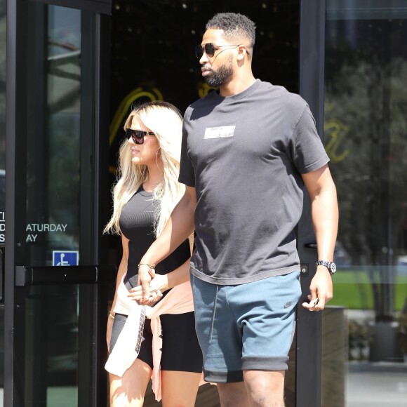 Exclusif - Khloé Kardashian et son compagnon Tristan Thompson sont allés déjeuner en amoureux au restaurant JOEY à Woodland Hills, le 16 juillet 2018.