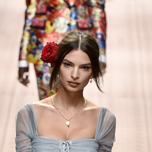 Emily Ratajkowski lors du défilé Dolce & Gabbana pour la collection Prêt-à-Porter Printemps/Eté 2019 lors de la Fashion Week de Milan, Italie, le 23 septembre 2018.