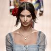 Emily Ratajkowski lors du défilé Dolce & Gabbana pour la collection Prêt-à-Porter Printemps/Eté 2019 lors de la Fashion Week de Milan, Italie, le 23 septembre 2018.