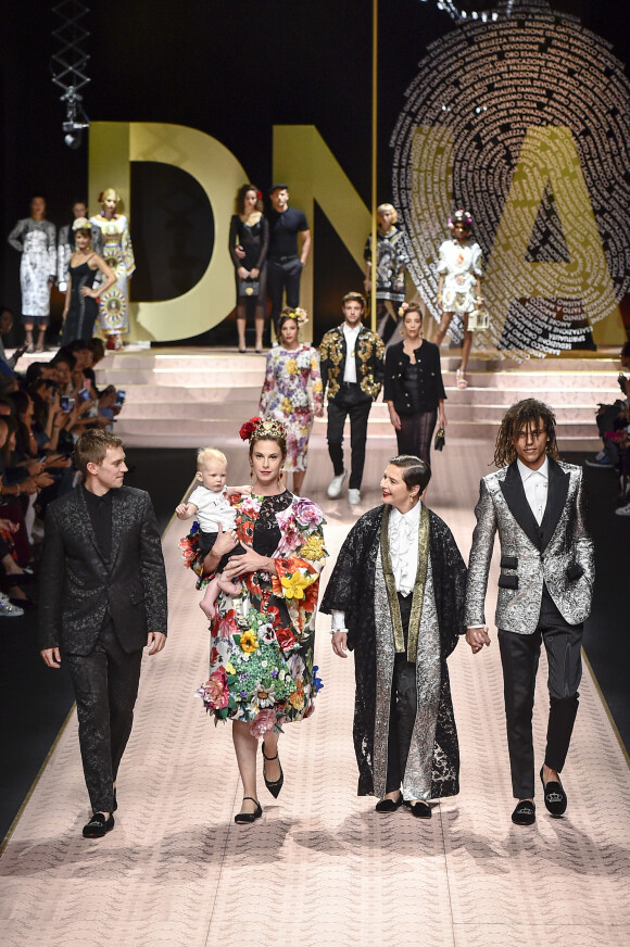 Caleb Lane, Elettra Rossellini, Ronin Lane, Isabella Rossellini, Roberto Rossellini lors du défilé Dolce & Gabbana pour la collection Prêt-à-Porter Printemps/Eté 2019 lors de la Fashion Week de Milan, Italie, le 23 septembre 2018.