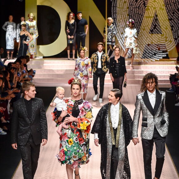 Caleb Lane, Elettra Rossellini, Ronin Lane, Isabella Rossellini, Roberto Rossellini lors du défilé Dolce & Gabbana pour la collection Prêt-à-Porter Printemps/Eté 2019 lors de la Fashion Week de Milan, Italie, le 23 septembre 2018.