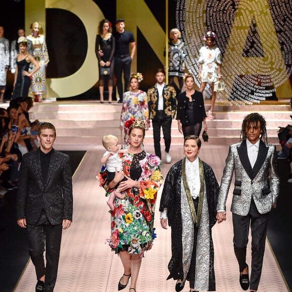 Caleb Lane, Elettra Rossellini, Ronin Lane, Isabella Rossellini, Roberto Rossellini lors du défilé Dolce & Gabbana pour la collection Prêt-à-Porter Printemps/Eté 2019 lors de la Fashion Week de Milan, Italie, le 23 septembre 2018.