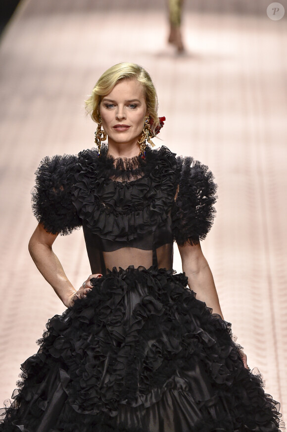Eva Herzigova lors du défilé Dolce & Gabbana pour la collection Prêt-à-Porter Printemps/Eté 2019 lors de la Fashion Week de Milan, Italie, le 23 septembre 2018.