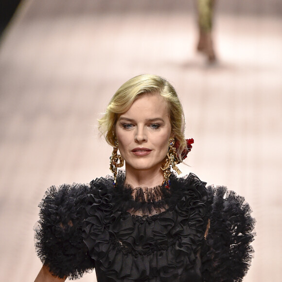 Eva Herzigova lors du défilé Dolce & Gabbana pour la collection Prêt-à-Porter Printemps/Eté 2019 lors de la Fashion Week de Milan, Italie, le 23 septembre 2018.
