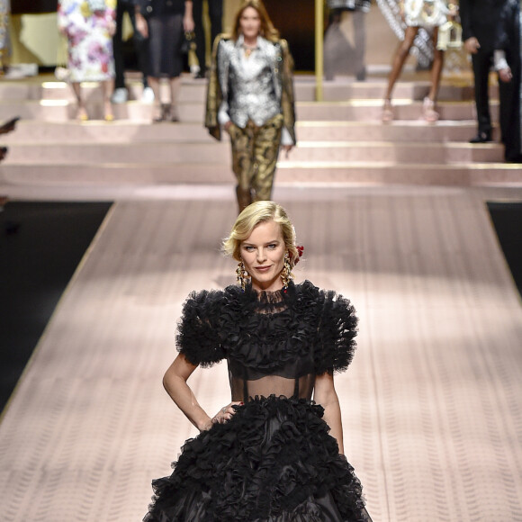 Eva Herzigova lors du défilé Dolce & Gabbana pour la collection Prêt-à-Porter Printemps/Eté 2019 lors de la Fashion Week de Milan, Italie, le 23 septembre 2018.