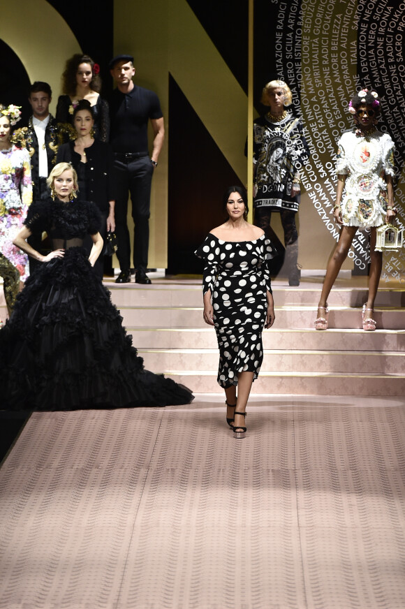 Eva Herzigova et Monica Bellucci lors du défilé Dolce & Gabbana pour la collection Prêt-à-Porter Printemps/Eté 2019 lors de la Fashion Week de Milan, Italie, le 23 septembre 2018.