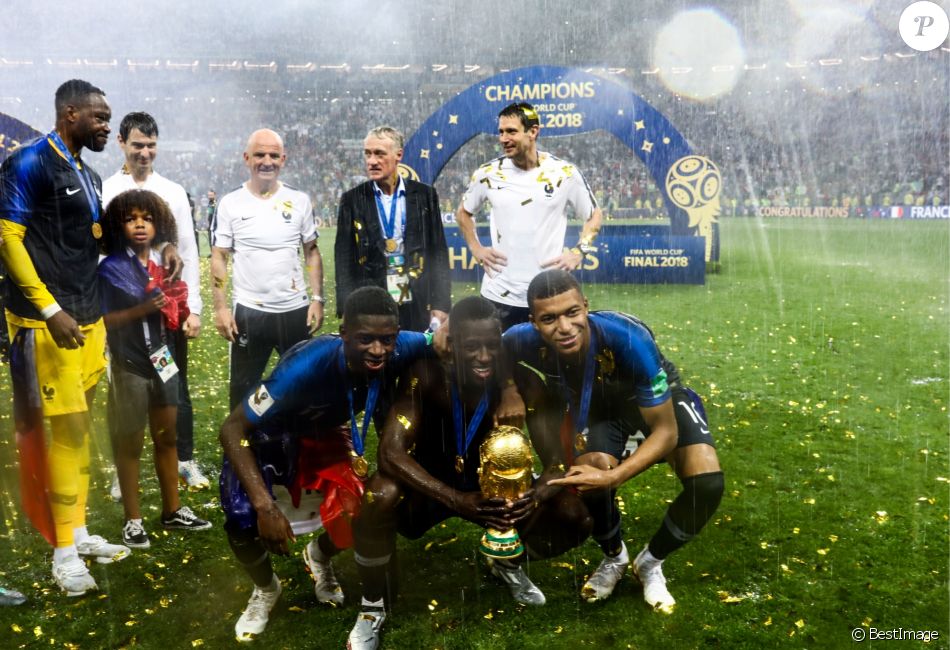 L Equipe De France Sur La Pelouse Du Stade Loujniki Apres Leur