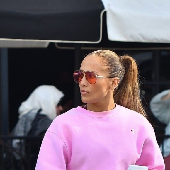 Jennifer Lopez est allée acheter un café à emporter chez Alfred à West Hollywood le 30 août 2018