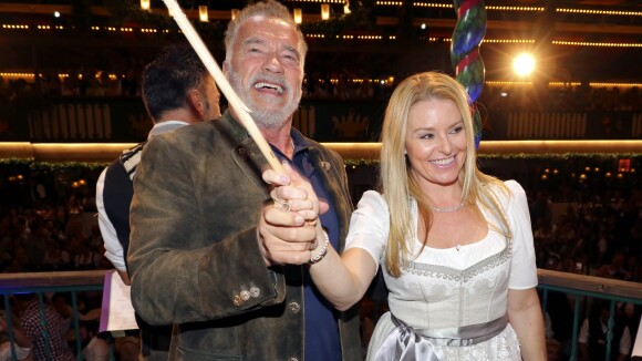 Arnold Schwarzenegger déchaîné à l'Oktoberfest avec sa compagne Heather Milligan