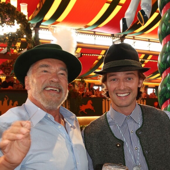 Arnold Schwarzenegger et son fils Patrick Schwarzenegger à la "Fête de la Bière 2018 (Oktobertfest)" de Munich, le 22 septembre 2018.