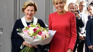 Brigitte Macron : Chic en robe rouge pour rencontrer la reine Sonja de Norvège