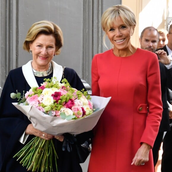 La reine Sonja de Norvège, la première dame Brigitte Macron au centenaire de la Section Norvégienne du Lycée Pierre Corneille à Rouen le 24 septembre 2018. Au programme : Signatures d'accords-cadres de coopération dans le domaine de l'éducation, de l'enseignement supérieur, de la recherche scientifique, de l'innovation, de l'industrie et de la culture; dévoilement de la statue offerte par la Norvège par Sa Majesté la Reine en présence de l'artiste, Espen Dietrichson; signature du Livre d'Or en présence des autorités et des élus. © Francis Petit / Bestimage