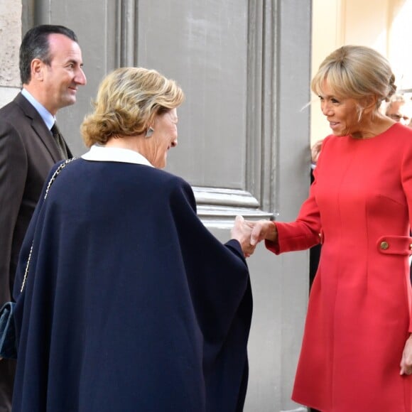 La reine Sonja de Norvège, la première dame Brigitte Macron au centenaire de la Section Norvégienne du Lycée Pierre Corneille à Rouen le 24 septembre 2018. Au programme : Signatures d'accords-cadres de coopération dans le domaine de l'éducation, de l'enseignement supérieur, de la recherche scientifique, de l'innovation, de l'industrie et de la culture; dévoilement de la statue offerte par la Norvège par Sa Majesté la Reine en présence de l'artiste, Espen Dietrichson; signature du Livre d'Or en présence des autorités et des élus. © Francis Petit / Bestimage