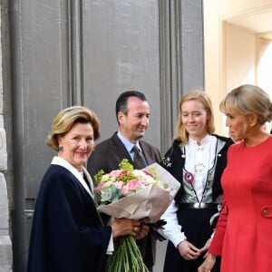 La reine Sonja de Norvège, la première dame Brigitte Macron au centenaire de la Section Norvégienne du Lycée Pierre Corneille à Rouen le 24 septembre 2018. Au programme : Signatures d'accords-cadres de coopération dans le domaine de l'éducation, de l'enseignement supérieur, de la recherche scientifique, de l'innovation, de l'industrie et de la culture; dévoilement de la statue offerte par la Norvège par Sa Majesté la Reine en présence de l'artiste, Espen Dietrichson; signature du Livre d'Or en présence des autorités et des élus. © Francis Petit / Bestimage