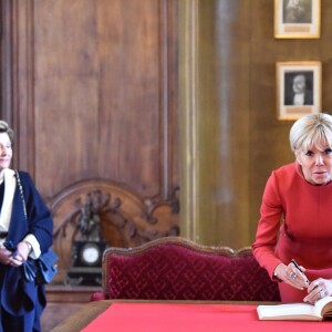 La première Dame Brigitte Macron et la reine Sonja de Norvège - La reine Sonja de Norvège , la première Dame Brigitte Macron au centenaire de la Section Norvégienne du Lycée Pierre Corneille à Rouen le 24 septembre 2018. Au programme : Signatures d'accords-cadres de coopération dans le domaine de l'éducation, de l'enseignement supérieur, de la recherche scientifique, de l'innovation, de l'industrie et de la culture; dévoilement de la statue offerte par la Norvège par Sa Majesté la Reine en présence de l'artiste, Espen Dietrichson; signature du Livre d'Or en présence des autorités et des élus. © Francis Petit / Bestimage