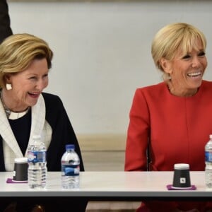 La première dame Brigitte Macron et la reine Sonja de Norvège - La reine Sonja de Norvège , la première Dame Brigitte Macron au centenaire de la Section Norvégienne du Lycée Pierre Corneille à Rouen le 24 septembre 2018. Au programme : Signatures d'accords-cadres de coopération dans le domaine de l'éducation, de l'enseignement supérieur, de la recherche scientifique, de l'innovation, de l'industrie et de la culture; dévoilement de la statue offerte par la Norvège par Sa Majesté la Reine en présence de l'artiste, Espen Dietrichson; signature du Livre d'Or en présence des autorités et des élus. © Francis Petit / Bestimage