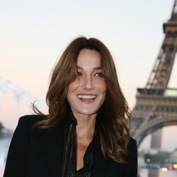 Carla Bruni-Sarkozy - Défilé de mode "Saint-Laurent" PAP printemps-été 2019 au Trocadero devant la Tour Eiffel à Paris le 25 septembre 2018 © Denis Guignebourg/Bestimage