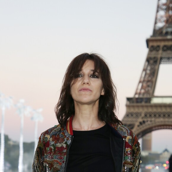 Charlotte Gainsbourg - Défilé de mode "Saint-Laurent" PAP printemps-été 2019 au Trocadero devant la Tour Eiffel à Paris le 25 septembre 2018 © Denis Guignebourg/Bestimage