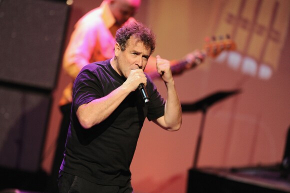 Johnny Clegg chante lors d'un gala pour l'Afrique du Sud à Monaco, le 29 septembre 2012.