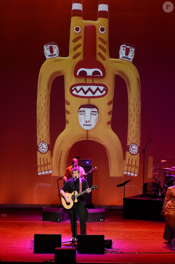 Johnny Clegg chante lors d'un gala pour l'Afrique du Sud à Monaco, le 29 septembre 2012.