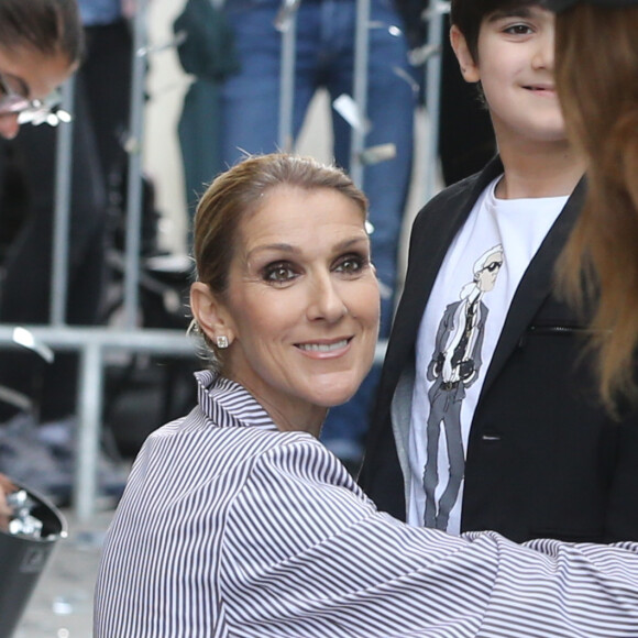 La chanteuse canadienne Céline Dion quitte Paris pour partir en vacances après sa tournée en Europe à guichets fermés. Céline Dion et ses jumeaux, Eddy et Nelson, ont reçu une pluie de confettis avant de monter dans leur voiture à la sortie de l'hôtel Royal Monceau, à Paris, France, le 10 août 2017.