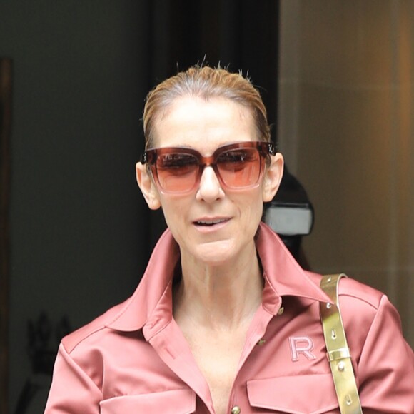 Céline Dion fête un joyeux anniversaire à son garde du corps, Olivier, en sortant de son hôtel, le "Royal Monceau", tout en demandant aux fans devant l'hôtel des applaudissements. La chanteuse quitte momentanément Paris pour se rendre en Angleterre pour 3 concerts. Le 2 août 2017