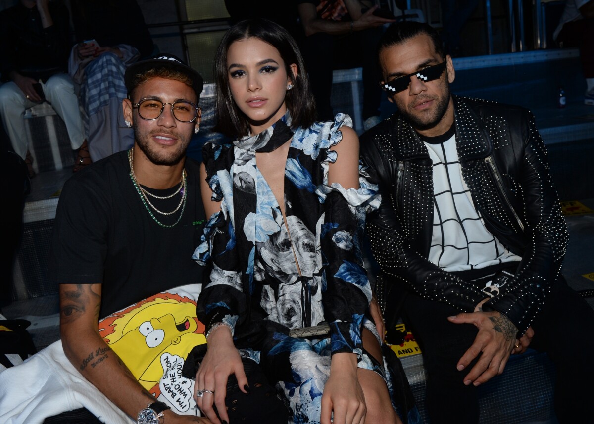 Photo : Neymar Jr. et sa compagne Bruna Marquezine - Défilé Off -White™,  collection prêt-à-porter printemps-été 2019 lors de la Fashion Week de  Paris, le 27 septembre 2018. - Purepeople