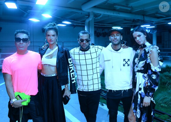 Alessandra Ambrosio, Daniel Alves, Neymar Jr. et sa compagne Bruna Marquezine - Défilé Off -White™, collection prêt-à-porter printemps-été 2019 lors de la Fashion Week de Paris, le 27 septembre 2018.