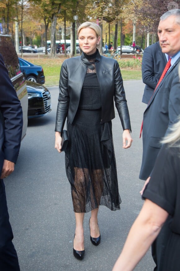 La princesse Charlene de Monaco arrive au Pavillon Ledoyen pour assister au défilé Akris. Paris, le 30 septembre 2018.