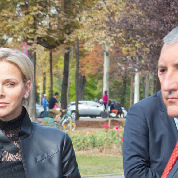 La princesse Charlene de Monaco arrive au Pavillon Ledoyen pour assister au défilé Akris. Paris, le 30 septembre 2018.