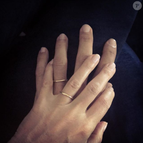 Gwyneth Paltrow et son nouveau mari Brad Falchuk dévoilent leurs nouvelles alliances sur Instagram, le 30 septembre 2018.