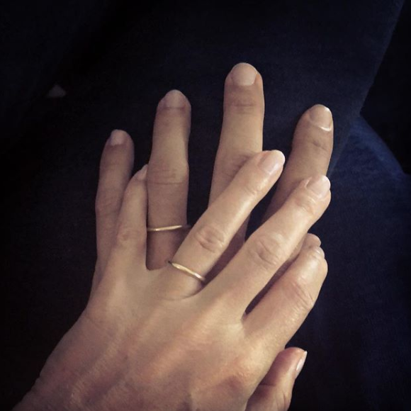 Gwyneth Paltrow et son nouveau mari Brad Falchuk dévoilent leurs nouvelles alliances sur Instagram, le 30 septembre 2018.