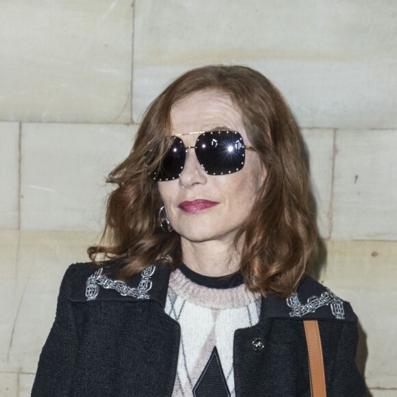 Isabelle Huppert - Défilé de mode prêt-à-porter printemps-été 2019 "Louis Vuitton" à la Cour Carrée du Louvre. Paris, le 2 octobre 2018 © Olivier Borde / Bestimage