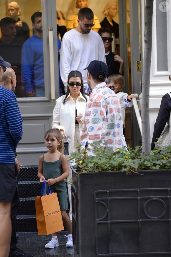 Exclusif - Kourtney Kardashian, Scott Disick et leurs enfants Mason, Reign et Penelope pour faire du shopping chez Louis Vuitton et Prada à New York le 30 septembre 2018.