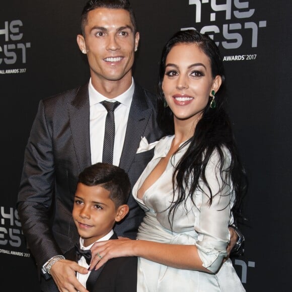 Cristiano Ronaldo (meilleur joueur), son fils Cristiano Jr et sa compagne Georgina Rodriguez enceinte - The Best FIFA Football Awards 2017 au London Palladium à Londres, le 23 octobre 2017. © Pierre Perusseau/Bestimage