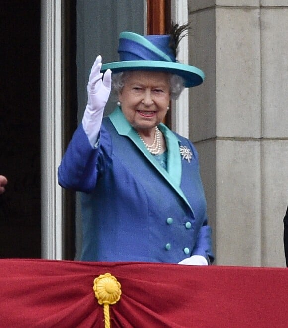La reine Elisabeth II d'Angleterre - La famille royale d'Angleterre lors de la parade aérienne de la RAF pour le centième anniversaire au palais de Buckingham à Londres. Le 10 juillet 2018