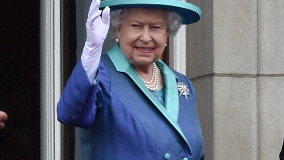 Elizabeth II : Son incroyable astuce pour saluer les foules...