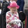 La reine Elisabeth II d'Angleterre salue les invités lors de la garden party au palais de Holyroodhouse à Edimbourg le 4 juillet 2018.