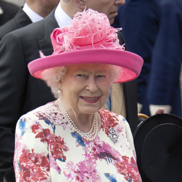 La reine Elisabeth II d'Angleterre salue les invités lors de la garden party au palais de Holyroodhouse à Edimbourg le 4 juillet 2018.