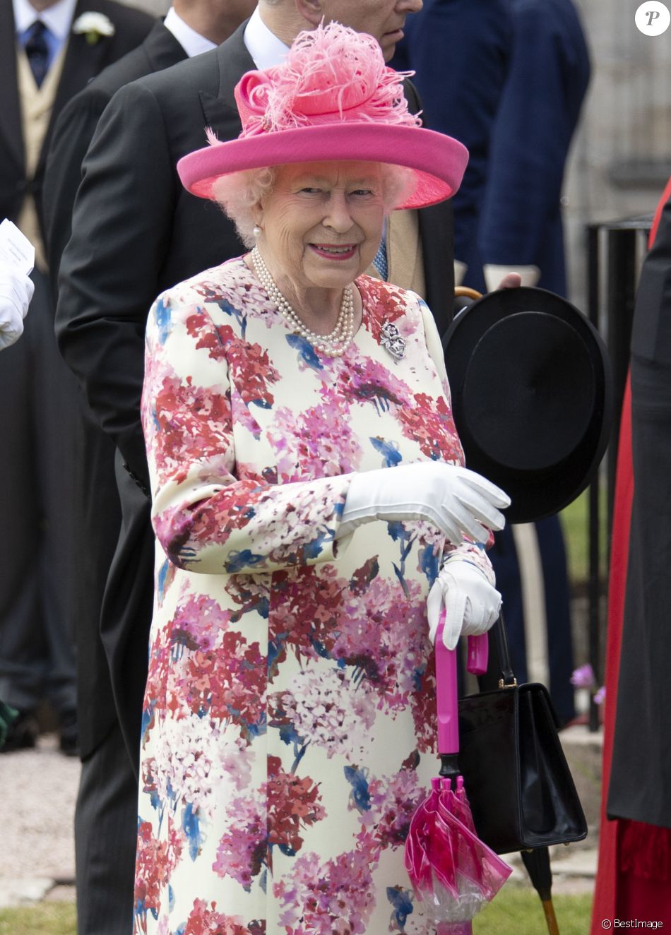 Fortune De La Famille Royale D'angleterre La reine Elisabeth II d'Angleterre salue les invités lors de la garden