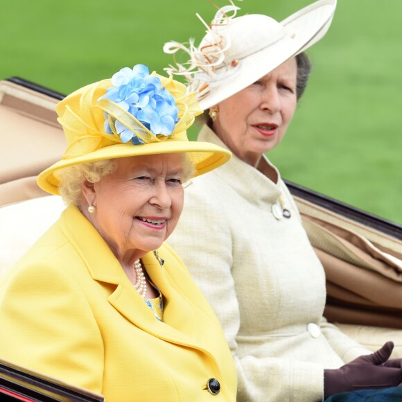 La reine Elisabeth II d'Angleterre et la princesse Anne - La famille royale d'Angleterre à son arrivée à Ascot pour les courses hippiques. Le 19 juin 2018