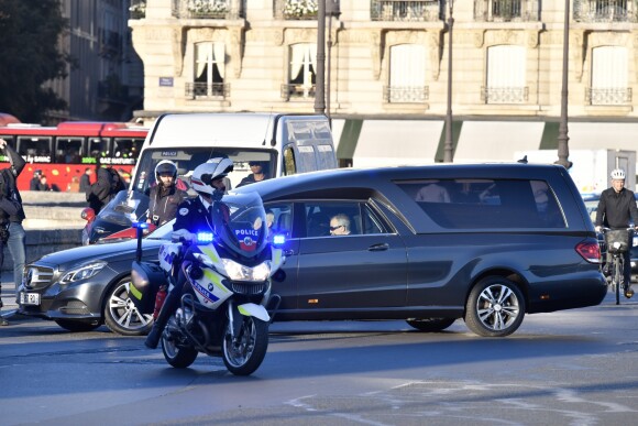 Arrivée de la voiture funéraire à l'hommage national à Charles Aznavour à l'Hôtel des Invalides à Paris, France, le 5 octobre 2018.