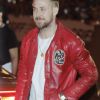 Ryan Gosling salue ses fans à son arrivée à l'hôtel Maria Cristina lors du 66ème Festival du Film de San Sebastian en Espagne, le 23 septembre 2018