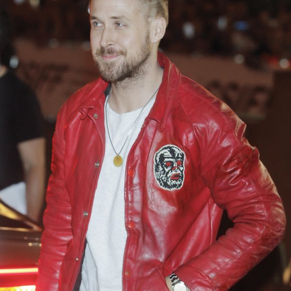 Ryan Gosling salue ses fans à son arrivée à l'hôtel Maria Cristina lors du 66ème Festival du Film de San Sebastian en Espagne, le 23 septembre 2018