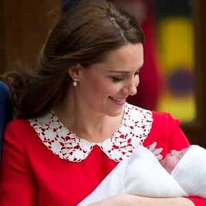 La duchesse Catherine de Cambridge (Kate Middleton) portait une robe Jenny Packham pour sa sortie de la maternité de l'hôpital St Mary le 23 avril 2018 quelques heures après la naissance de son troisième enfant, tout comme à la suite des naissances de George (en 2013) et Charlotte (en 2015).