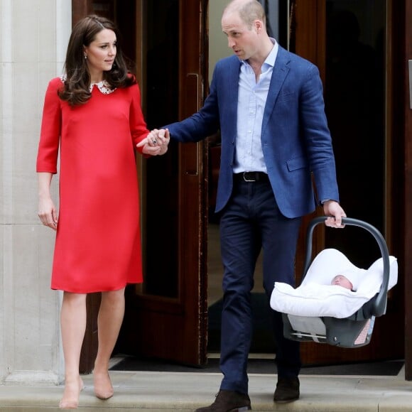 La duchesse Catherine de Cambridge (Kate Middleton) portait une robe Jenny Packham pour sa sortie de la maternité de l'hôpital St Mary le 23 avril 2018 quelques heures après la naissance de son troisième enfant, tout comme à la suite des naissances de George (en 2013) et Charlotte (en 2015).