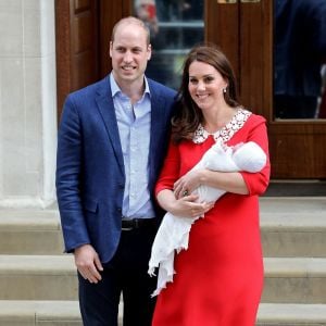 La duchesse Catherine de Cambridge (Kate Middleton) portait une robe Jenny Packham pour sa sortie de la maternité de l'hôpital St Mary le 23 avril 2018 quelques heures après la naissance de son troisième enfant, tout comme à la suite des naissances de George (en 2013) et Charlotte (en 2015).