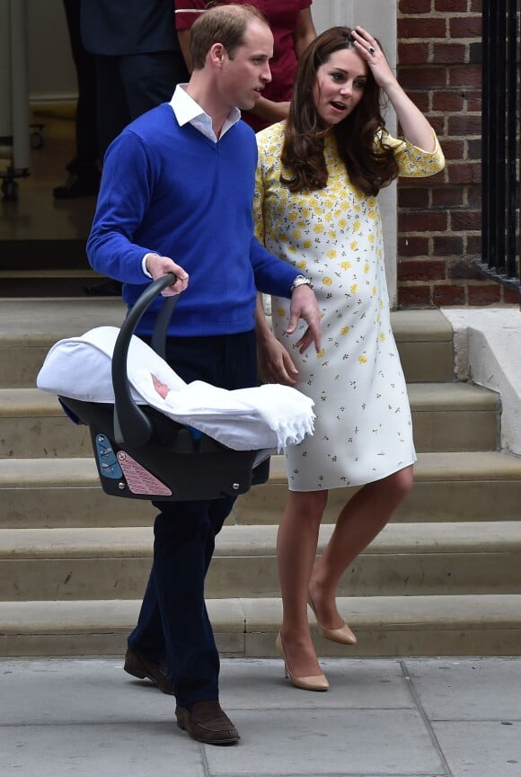 La duchesse Catherine de Cambridge (Kate Middleton) portait une robe Jenny Packham blanche à fleurs jaunes pour sa sortie de la maternité de l'hôpital St Mary le 2 mai 2015 quelques heures après la naissance de la princesse Charlotte de Cambridge.
